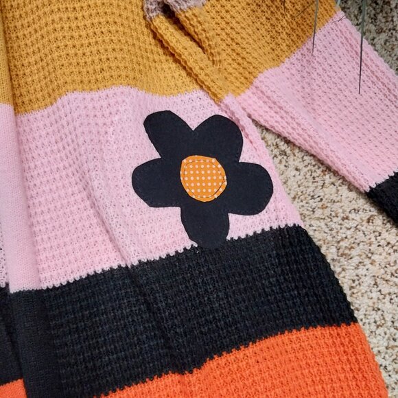3673 Size XL Popcorn Cardigan Sweater with Applisque Flowers. - Picture 3 of 6
